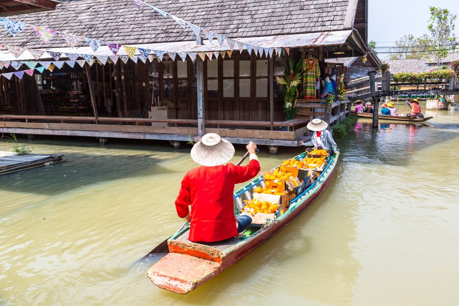 people boat floating market