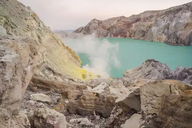 Ijen-Volcanic-Lake-Java