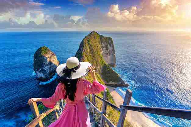 woman-walking-kelingking-beach-nusa-penida-island-bali-indonesia_335224-337