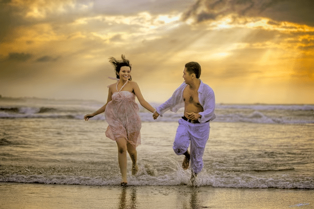 Pattaya-beach-as-the-couple
